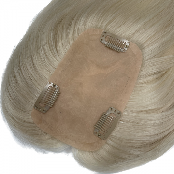 Dámské clip in tupé 8x13 v blond barvě v délce vlasů 40 cm.