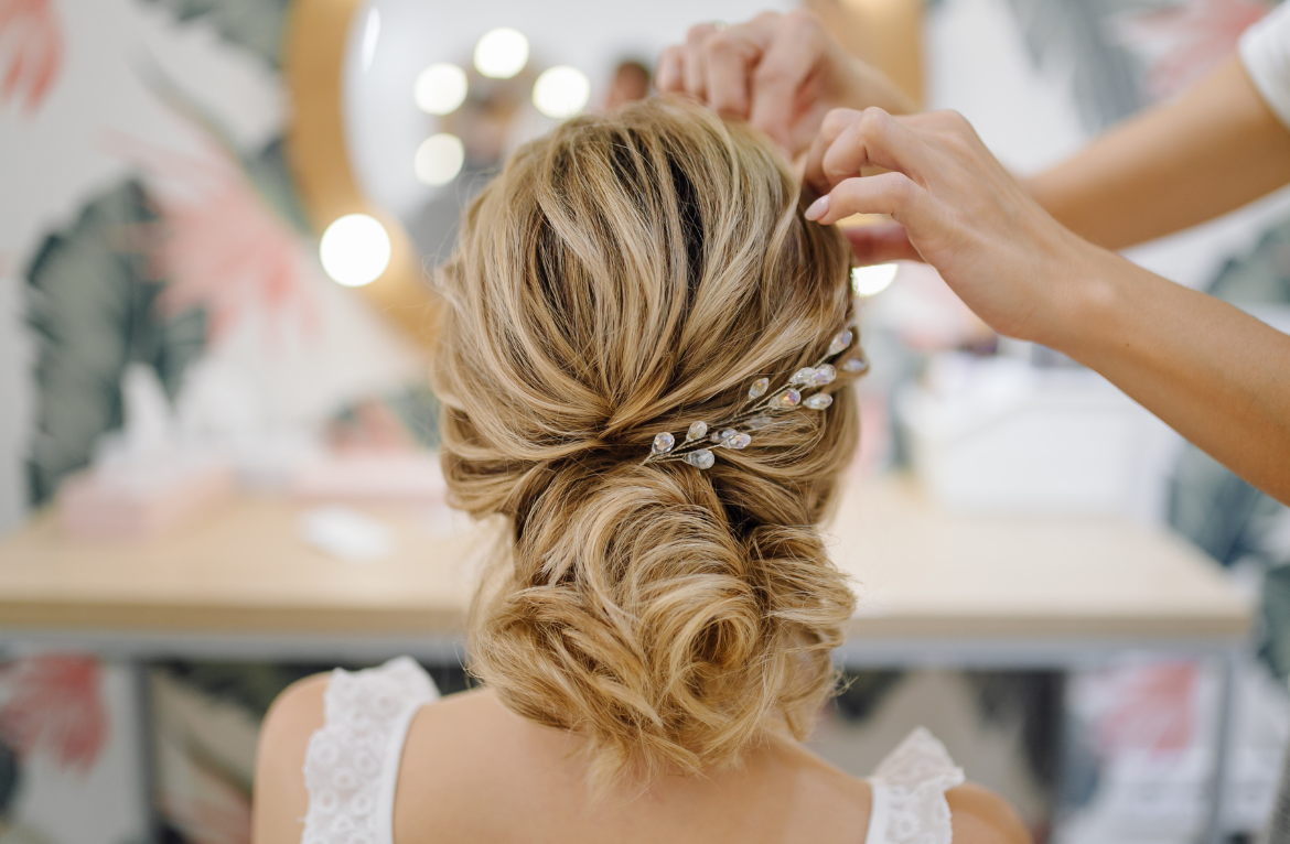 Účesy na SVATBU nebo OSLAVU: Jak využít TOPPER jako neviditelnou oporu pro slavnostní look?